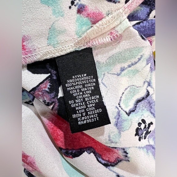 SANCTUARY White with red abstract floral design sleeveless top size M. - Picture 10 of 12